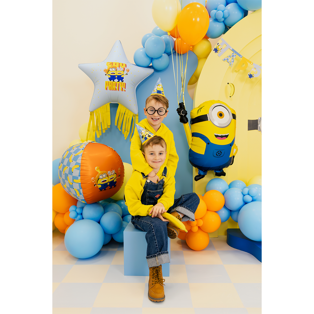 1 ballon étoile XXL avec des guirlandes à pampilles - Minions